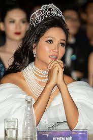 Tuy nhiên, số tiền này lại bị một số cư dân mạng chê bai, mỉa mai là quá ít ỏi so với một hoa hậu nổi tiếng. H Hen Nie Khoc Khi Sáº¯p Káº¿t Thuc Nhiá»‡m Ká»³ Hoa Háº­u Vnexpress Giáº£i Tri