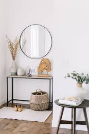 3 Moglichkeiten Einen Kleinen Beistelltisch Zu Benutzen Small Side Table Hall Decor Modern Entryway Decor