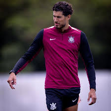 Pedro Raul vê filme repetido enquanto aguarda chances no Corinthians