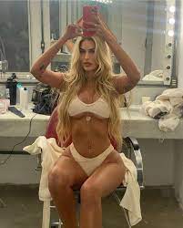 Yasmin Brunet arrasa de lingerie nude com selfie em camarim