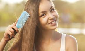 Strizza l'acqua in eccesso usando un panno per assorbirla. Capelli Troppo Voluminosi Come Trattarli 7 Consigli Per Domarli