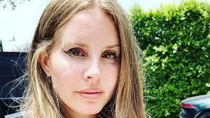 Lana del rey — high by the beach →. Neuer Look Lana Del Rey Hat Sich Die Haare Blond Gefarbt Promiflash De