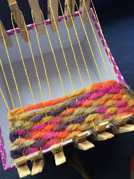 Paulig versteht sich als manufaktur. Teppich Knupfen Weben Fur Das Puppenhaus Weaving For Kids Kids Weaving Projects Diy Weaving