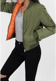 Les prémices de l'hiver et du froid se font ressentir, il est temps de découvrir notre sélection de vestes et manteaux pour femme ! Khaki Bomber With Orange Lining Outfitbook