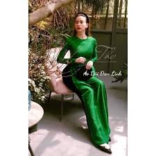 Áo dài gấm màu xanh lá đẹp độc đáo hiện đại - Áo Dài Đan Linh Áo Dài Sang  Trọng Dài Tay Áo Dài Đi Kèm Quần Đen Trắng Xanh - Lazada |