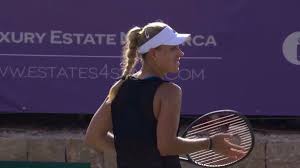 Jun 05, 2021 · même silhouette élancée (badosa mesure 1,80 m, sharapova 1,88 m), même longs cheveux blonds, même minois et yeux bleus, mais aussi même puissance de frappe et même rage à chaque point. Jose Morgado On Twitter Sharapova Off To Wimbledon Kerber Awaits Garcia Or Badosa