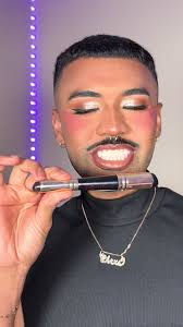 Como lograr una nariz pequeña y esculpida usando la brocha de gelatina de  doble punta de @revlon 😍 Déjenme saber que otro truco de contorno  quisieran que yo pruébe! Cómpte los productos de ábajo en ...