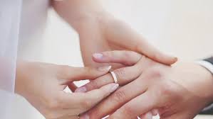 Manche paare bevorzugen schlichte trauringe, andere wünschen sich einen stein oder mehrere steine. Ehering Rechts Oder Links Wo Und Wie Tragt Man Ihn