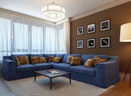 Warna apa yang harus saya cat ruang tamu saya? Sofa Biru Di Pedalaman Gabungan Warna Dalam Gaya Yang Berbeza