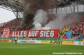 Noch ist nicht absehbar, wann der fußball beim thema zuschauer in den normalbetrieb schalten kann. Pyroshow Rwe Fans Ultras Rot Weiss Essen Kohlenpott Ruhrgebiet