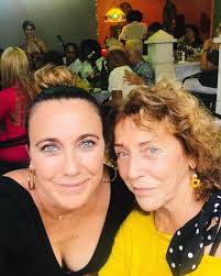 Madre e hija: Linda fotografía de las actrices Tahimí Alvariño y Coralita  Veloz. ❤️😇✨💫🌟👏🎬🎭