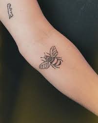 Der käuferschutz ist deine absicherung, wenn eine ware nicht ankommt, beschädigt ist oder nicht der beschreibung entspricht. 55 Bee Tattoo Ideas With A Detailed Background Sole Design Tatowierungen Tattoo Ideen