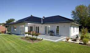 Bungalow Haus Mit Garage Walmdach Architektur Im Modernen Landhausstil Winkelbungalow Haus Dittmer Von Baumei Haus Bungalow Baumeister Haus Bungalow Preise