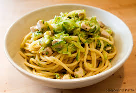 Tagliare le zucchine a dadini e saltarle in padella con poco olio di oliva. Pasta Con Zucchine E Pesce Spada Stagioni Nel Piatto