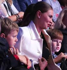 На кого он становится похожим. Alina Kabaeva Poyavilas Na Publike S Dvumya Synovyami Putina Foto