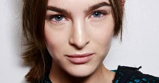 Ya te aclaramos cuáles son las características que debes considerar para comprar una crema de este tipo. Las Mejores Cremas Antiedad Para Mujeres Over 40