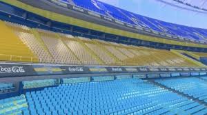 They have a nice wooden bar and picnic tables setup in front of their ordering window for those wishing to dine in. Una Bombonera De 100 000 Almas Y 45 Metros De Altura