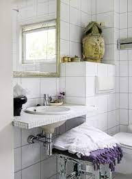 Seul ou accompagné d'autres couleurs, le blanc nous permet d'oser les couleurs chaudes ou froides, les textures en relief sur les murs, les mosaïques, les finitions mates ou brillantes, les effets. Du Carrelage Blanc Dans La Salle De Bain C Est Zen Salle De Bains Carrelage Blanc Carrelage Blanc Decoration Salle De Bain