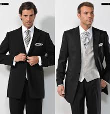 Lo primero que tiene que hacer el novio es elegir el color del traje que quiere lucir el día más importante de su vida, porque de eso. Corbatas De Novios Corbatas Para Novios Consejos Sobre Corbatas Corbatas De Moda Traje Para Boda Hombre Trajes De Boda