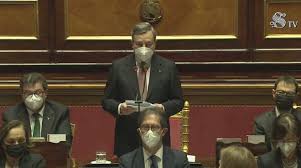 Il premier mario draghi si rivolge così ai funzionari per chiarire una incertezza sul 'galateò istituzionale, alla fine del suo intervento al senato, scandito dagli applausi e dai senatori tutti in piedi. Fanmerabmvh1ym
