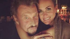 Laeticia smet, dite laeticia hallyday, née laeticia boudou le à béziers, est une personnalité médiatique française, connue pour être la quatrième et dernière épouse du chanteur johnny hallyday. Vtwrcskehtmzgm