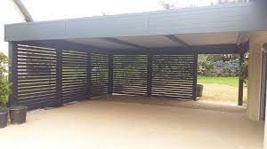 Carport Aluminium Sur Mesure Avec Brise Vues Lames Ajourees Pour Conserver L Intimite De L Abri A Voi Dessins Carport Carport Aluminium Amenagement Exterieur