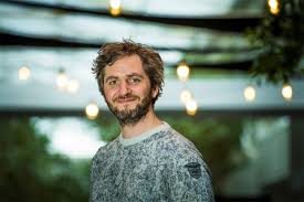 Lieven Scheire Over De Cultstatus Van De Labojassen De N Het Nieuwsblad In 2020 Nerd Wetenschappers Overheid