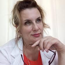 надетьшляпкуиуйти Диккенс критиковал свою жену — она слишком полная.  Оттого, что ест много жирной пищи и все на диване лежит. Она глупая и не о  чем разговаривать. Детям мало внимания уделяет. И