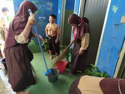 Semua siswa terlihat bersemangat bekerja sebab sebentar. Memupuk Semangat Gotong Royong Ojak Steem Goldvoice Club