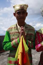 Pakaian ini dibuat dari baldu berhias labuci motif aso dan naga. Kemewahan Kesultanan Ternate Dalam Baju Adat Ternate Indonesia Kaya
