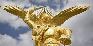 C'était «une opération éminemment délicate en raison de la préciosité de l'œuvre, du caractère marin et venteux du mont et. L Archange A Retrouve Son Perchoir Au Sommet Du Mont Saint Michel