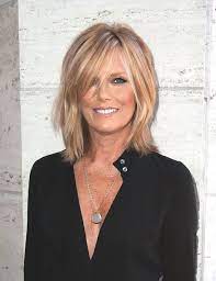 Cette coupe courte est idéale pour redonner des cheveux plus plats. Coiffures Apres 50 Ans Coupe De Cheveux Cheveux Courts Coiffure