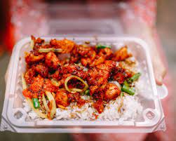 This man has been running the same business for more than 4 years now and everyday he has customers lining up just to get a taste of the mouth watering dish. Nasi Ayam Goreng Kunyit Special Resepi Ibunda Gedungonline Stores