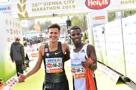 Recently, another marathon runner has caught everyone's attention on social media when his, uhm, privates fell out of his running shorts as he sped across the finish line. Osterreichs Top Marathonlaufer Glanzen In Wien Run Austria