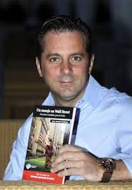 «Mis libros son para quienes quieren aprender de mercados financieros». José Antonio Madrigal, con el libro que acaba de publicar &#39;Un monje en Wall Street&#39;. - 300x431