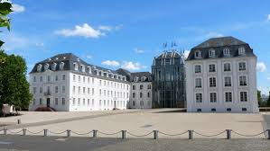 Jahrhundert, wo sie graf und gräfin bei champagner willkommen heißen. Schlossgarten Landeshauptstadt Saarbrucken