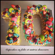 Gâteau d'anniversaire pour fête les 10 ans de couleur vert avec des. Epingle Sur Idee Gateau Anniversaire Bibou