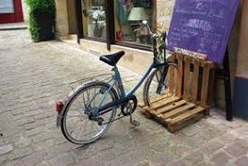 Sie Haben Noch Einen Guten Platz Um Ihr Fahrrad Parken Die Paletten Sind Die Losung Fahrrad Parken Diy Fahrradtrager Recycelte Paletten