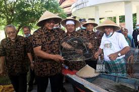 Menyingkap sejarah tasik kenyir yang kini menjadi antara aset pelancongan utama terengganu, ia asalnya pengarah jabatan perikanan negeri terengganu (jpnp), zawawi ali berkata, projek itu menghasilkan 204,830 kilogram (kg) ikan pada 2016 dan 122,000kg tahun lalu. Kampung Budaya Terengganu Tarikan Pelancongan Terbaru