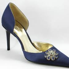 Regala ai tuoi piedi una giornata di relax con la nostra collezione di scarpe basse da donna, comode, ma non per questo meno eleganti. Pin Su Scarpe Colorate