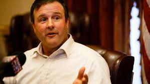 Iowa Senate leader Bill Dix resigns; video shows him kissing lobbyist