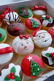 Cupcakes De Noel Glacage Royal Decoration En Pate A Sucre Ou Fondant Cupcake Noel Dessert Noel Gateau Noel