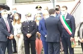 Così su twitter la ministra dell'istruzione ed esponente del movimento 5 stelle lucia azzolina, in riferimento al premier giuseppe conte. Azzolina E Conte In Visita In Una Scuola Casertana Corriere Ce