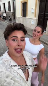 Hemos ido a buscar a la tati al trabajo isabel maria y yo #trabajo #amigas  #cine #verano #amiga