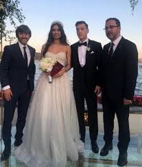 Mesut özil, 15 ekim 1988 tarihide almanya'nın gersenkirchen kentinde doğan türk asıllı alman futbolcudur. Mesut Ozil Den Omurluk Imza Ntvspor Net