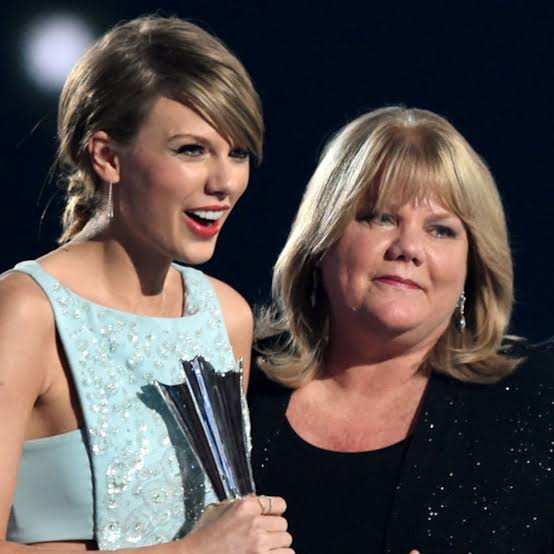 Taylor Swift and Mom Donate $50,000 to Family Impacted by Coronavirus