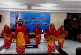 Tradisional iban supaya ia tidak dipengaruhi oleh kemunculan pelbagai fesyen pada masa kini. Tari Tarian Dari Kalimantan Barat Gurukatro