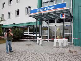 Mit hilfe der online services der sparda bank, erledigen sie ihre bankgeschäfte bequem per home banking oder online banking von zu hause. Funf Manner Stehlen Geldautomaten Waldau