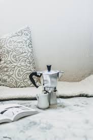 Prendre Le Cafe Au Lit Avec Un Bon Livre Aimer Le Cafe A En Boire Toute La Cafetiere A L Italienne Breakfast Gouter J Cafe Au Lit Theiere Feu De Cheminee