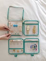 Showing The Best Ways To Organize Jewelry For Long Trips On Btd Www Brightonthed Travel Trip Emballer Des Bijoux Sac De Voyage L Indispensable En Voyage